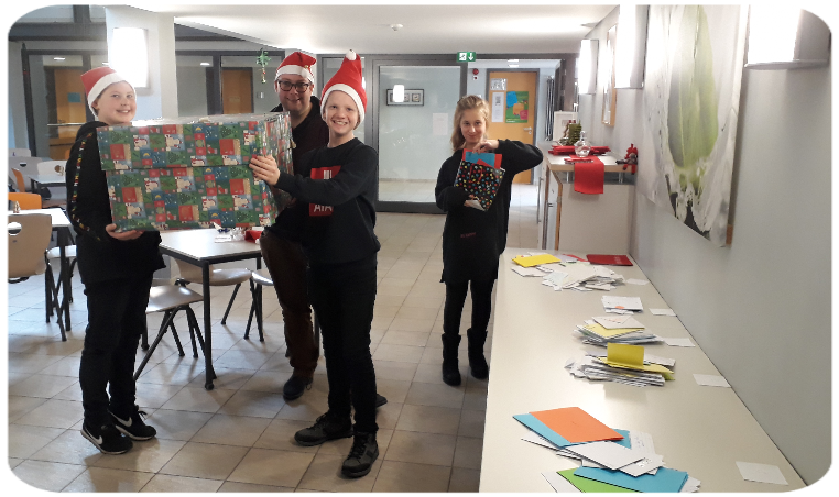 beim Sortieren der Weihnachtpost
